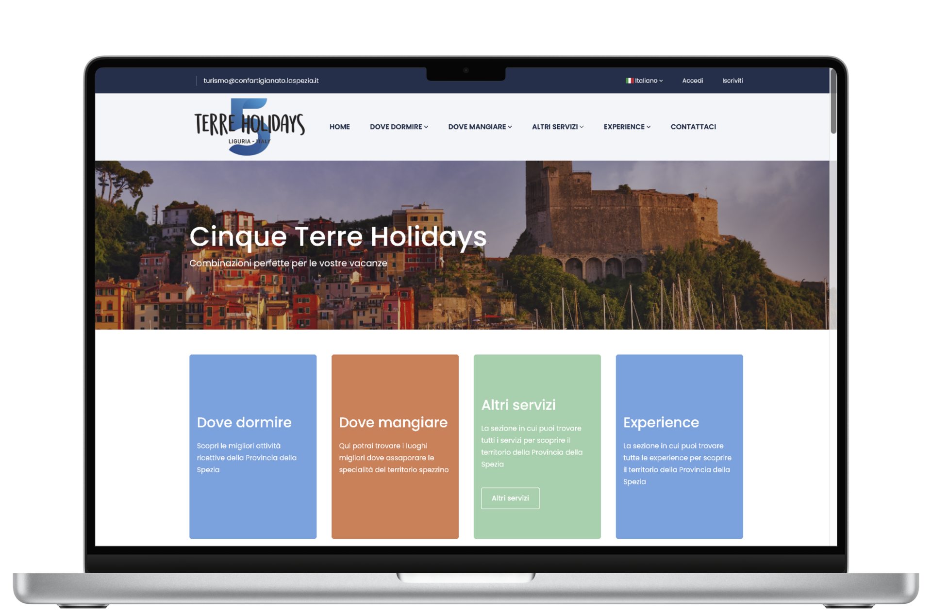 Postazione di sviluppo e-commerce con dashboard di vendita su più schermi