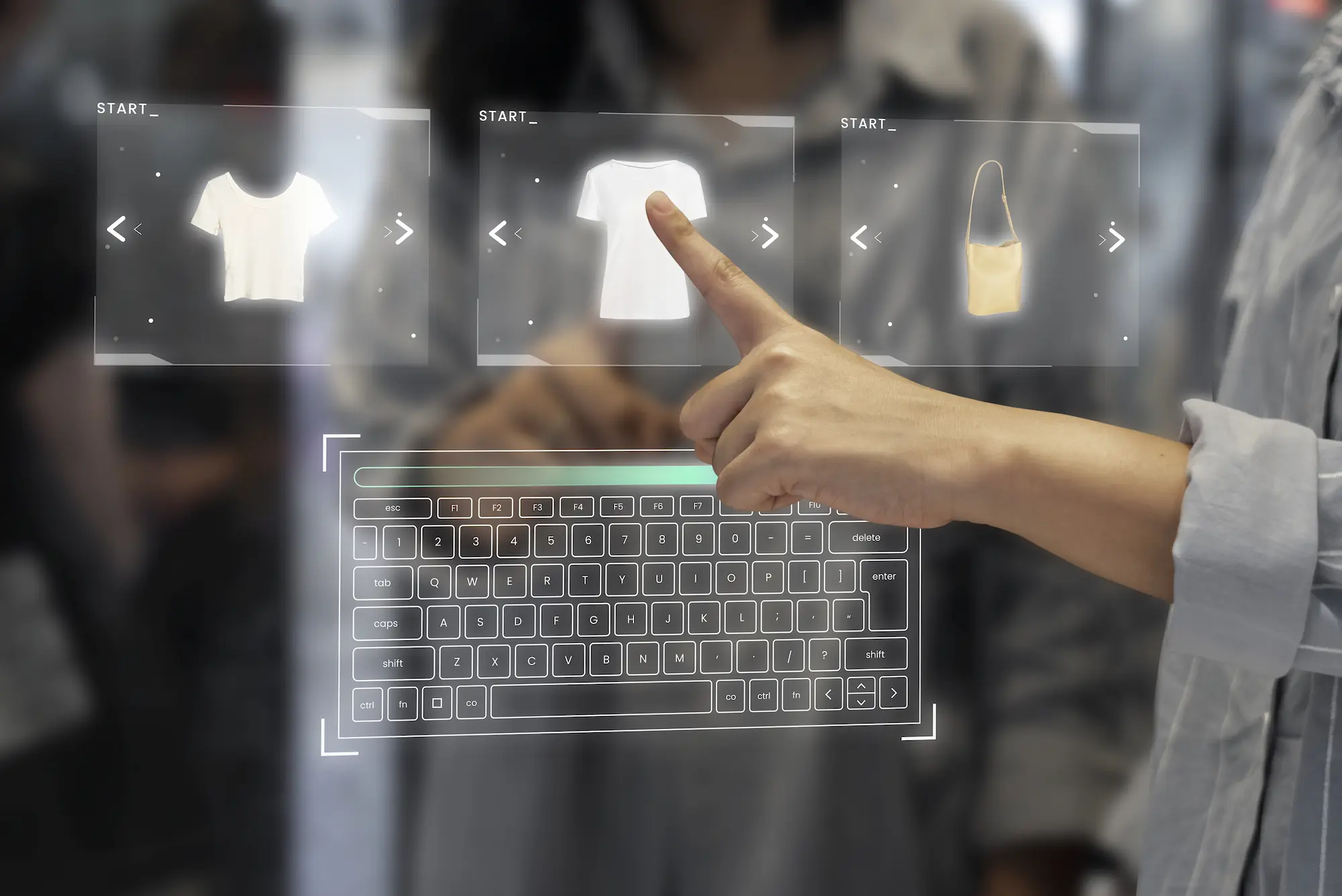 Smartphone con le impostazioni di accessibilità attive tenuto in mano